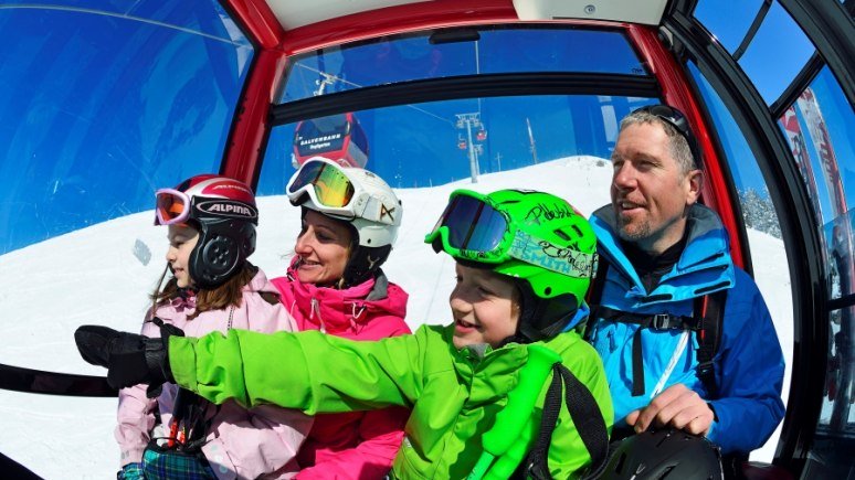 Family Skiing Kitzbuhel. Image © Kitzbuhel Tourist Office