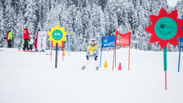 Family Skiing SkiWelt. Image © SkiWeltTourist Office