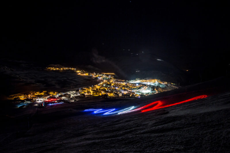 Torch light decent in Alpe d'Huez. Image © Laurent Salino 