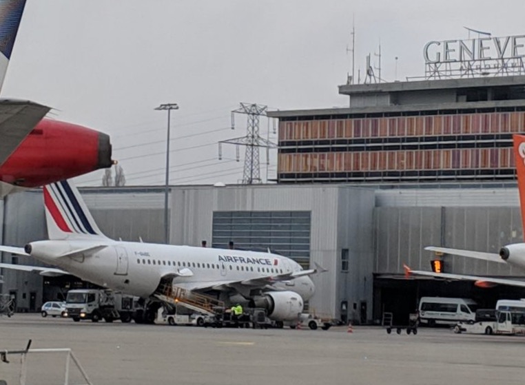 Geneva airport - photo © PlanetSKI