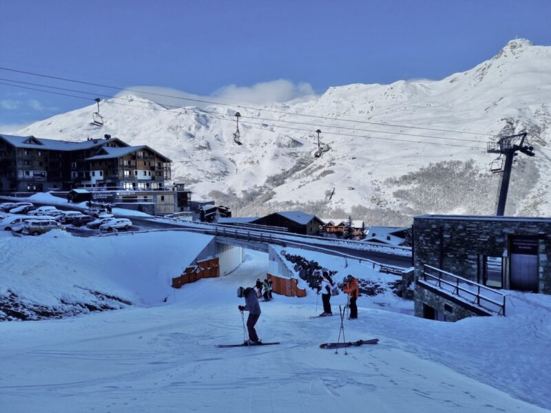 Early start from Les Menuires with bright blue skies, 2nd April. Image © PlanetSKI