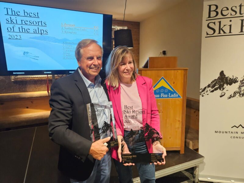 Picture right: Michael Partel, CEO of Mountain Management Consulting and Patricia Huber from Zermatt Bergbahnen AG at the award ceremony