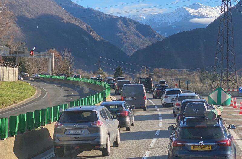 Heavy traffic on French roads. Image © PlanetSKI