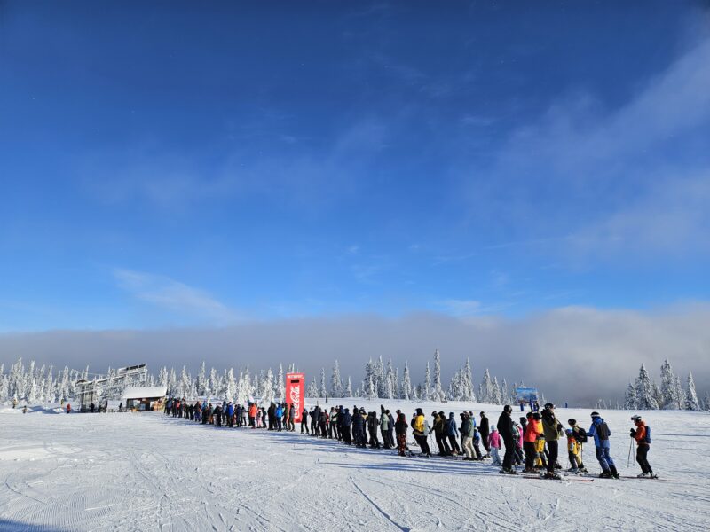 Busy lift queue in Trysil, Norway, February 2024. Image © PlanetSKI