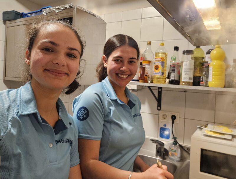 Ashlee (right) & flexi-host Cecily, Inghams St Anton. Image © PlanetSKI