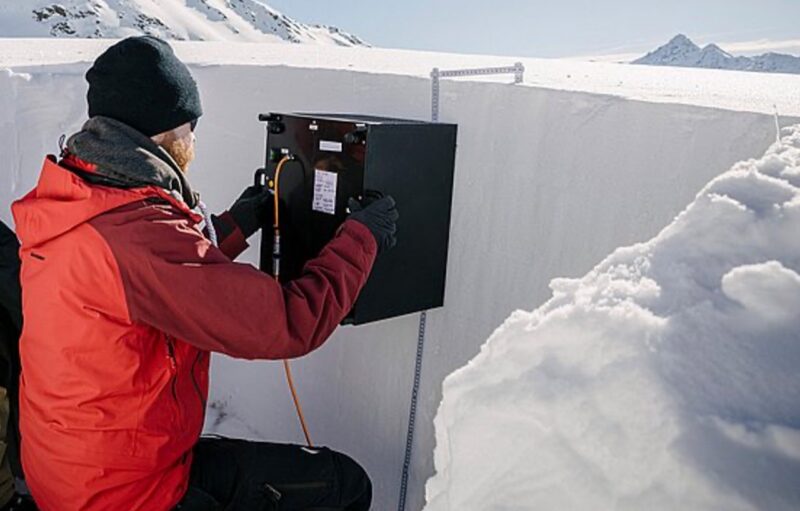 Lars Mewes taking measurements with a prototype of the Snowimager. Image c/o: Bruno Augsburger.